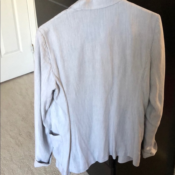 ✨Talula (Aritzia) Blazer size 8✨ - Picture 4 of 6